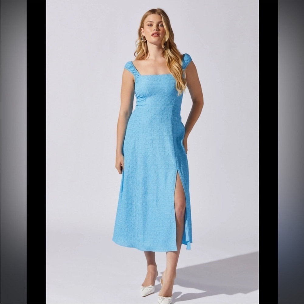 Astr the label blue crinkle shoulder midi dress